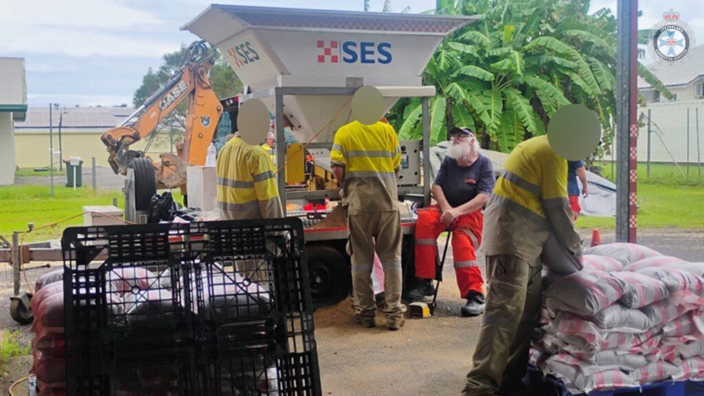 8 Qcs Prisoners Filling Sandbags In Preparation For Severe Weather, Innisfail, 31 Jan 25