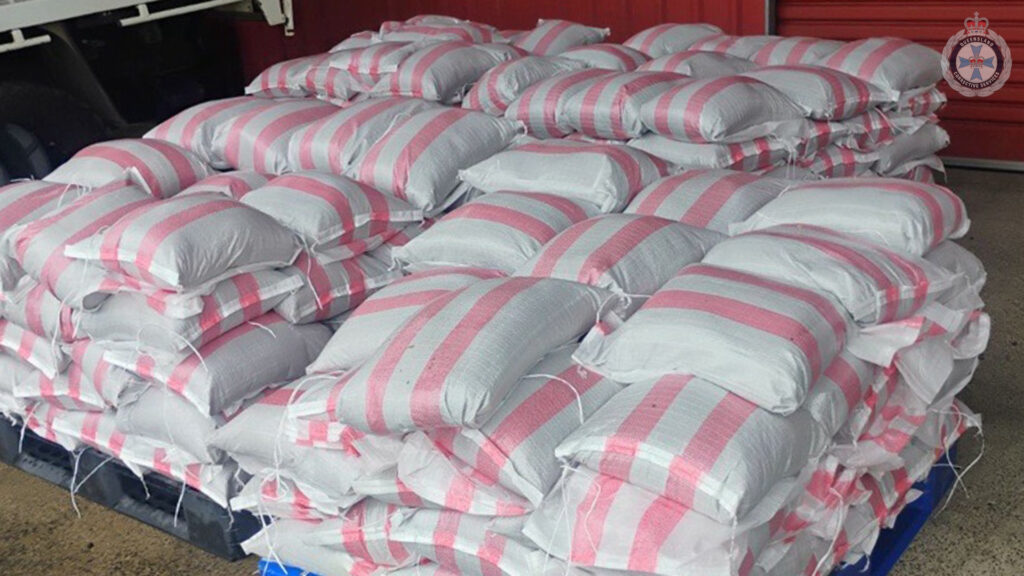 9 Qcs Prisoners Filling Sandbags In Preparation For Severe Weather, Innisfail, 31 Jan 25